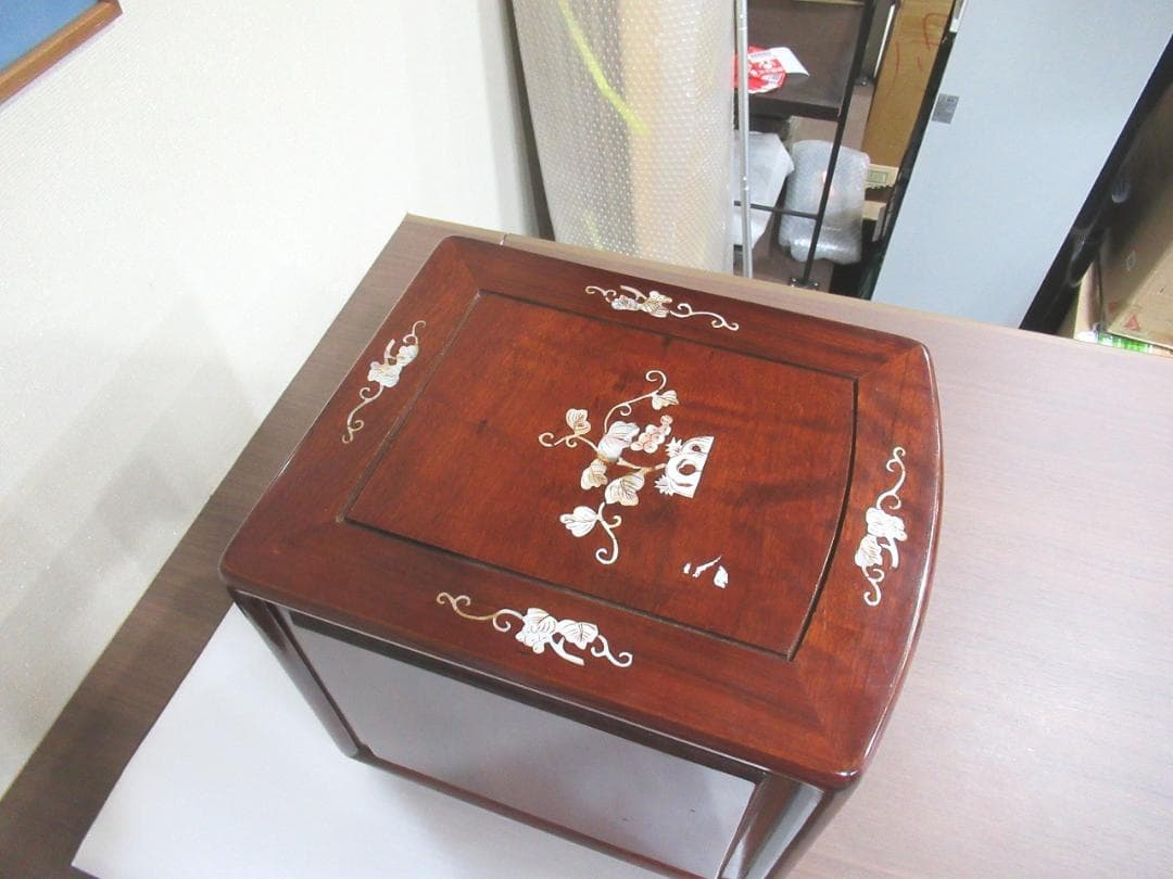 螺鈿家具 　螺鈿細工　 唐木 　花梨　葡萄柄　木製　３段　ミニ箪笥　小引出し