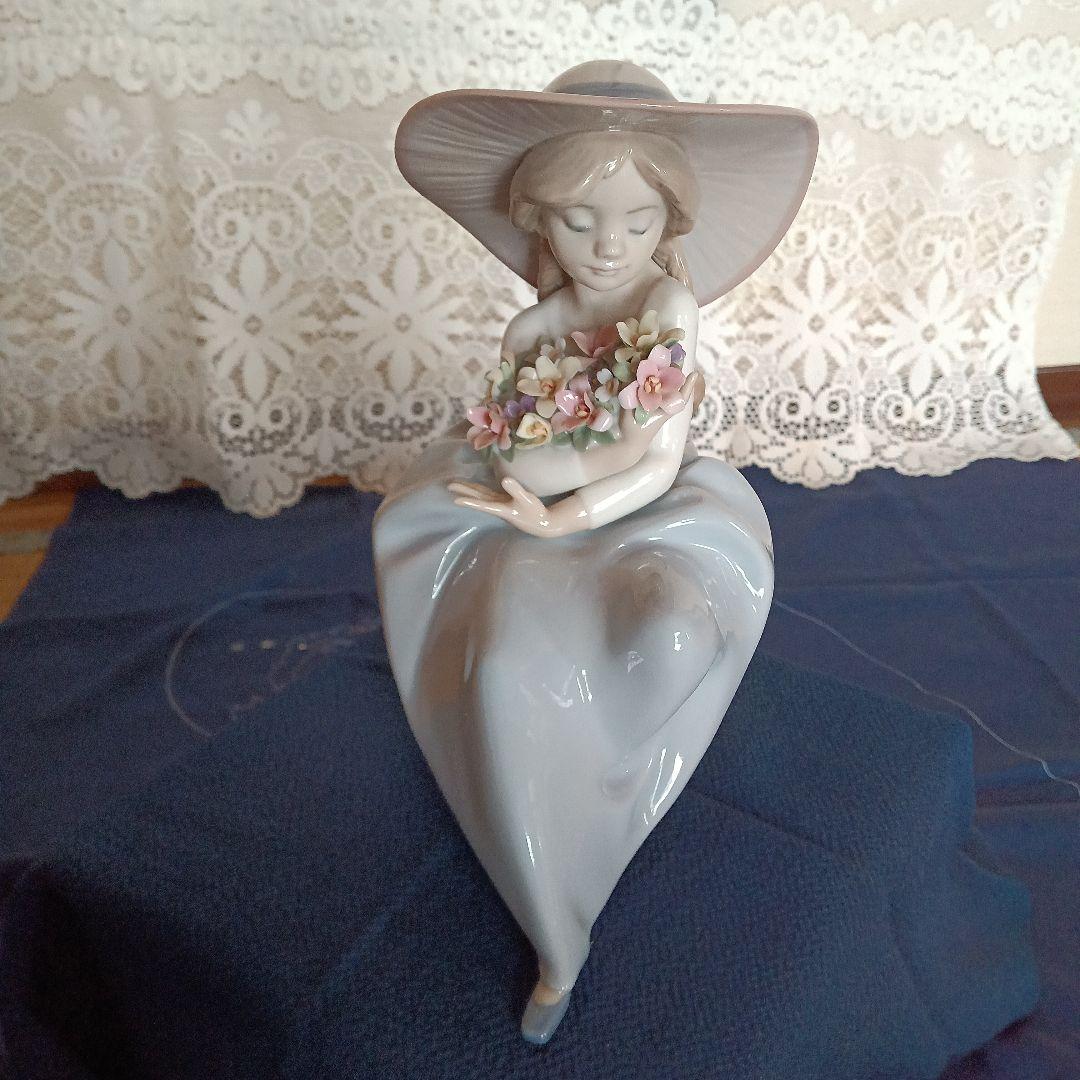 少女の花束陶器置物