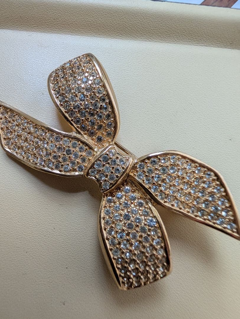 クリスチャンディオール　ブローチ　ラインストーン　ゴールド　美品　リボン　レア