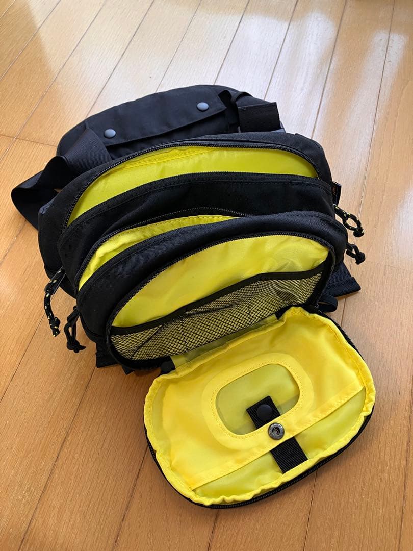 Hugooのブラックバッグ、メッシュポケット付き。