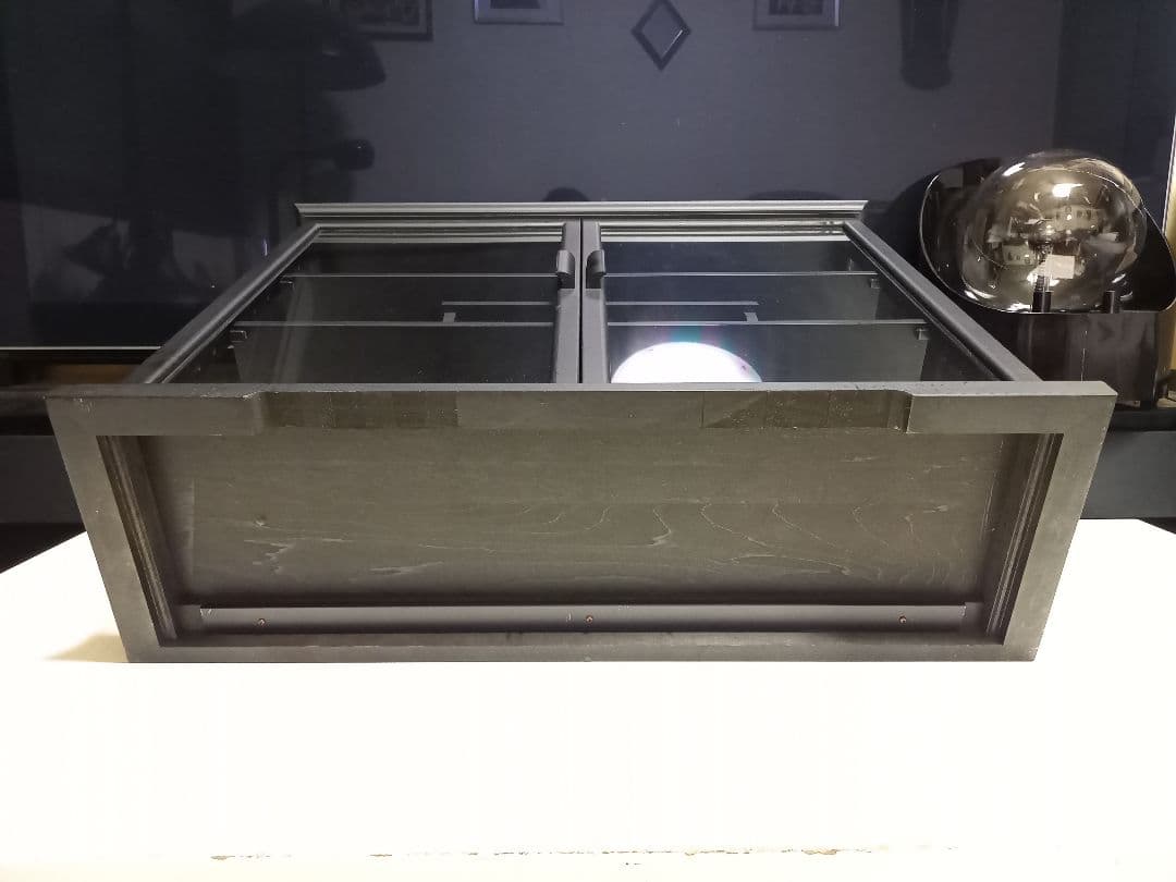 スタイリッシュ　モダン　三面　硝子　マット　ブラック　ショーケース　三段