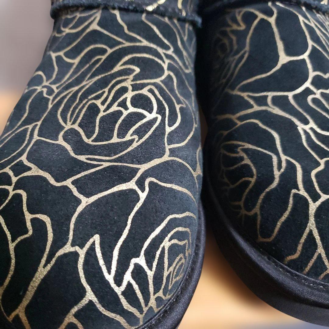UGG黒と金の薔ローズ柄ムートンブーツ