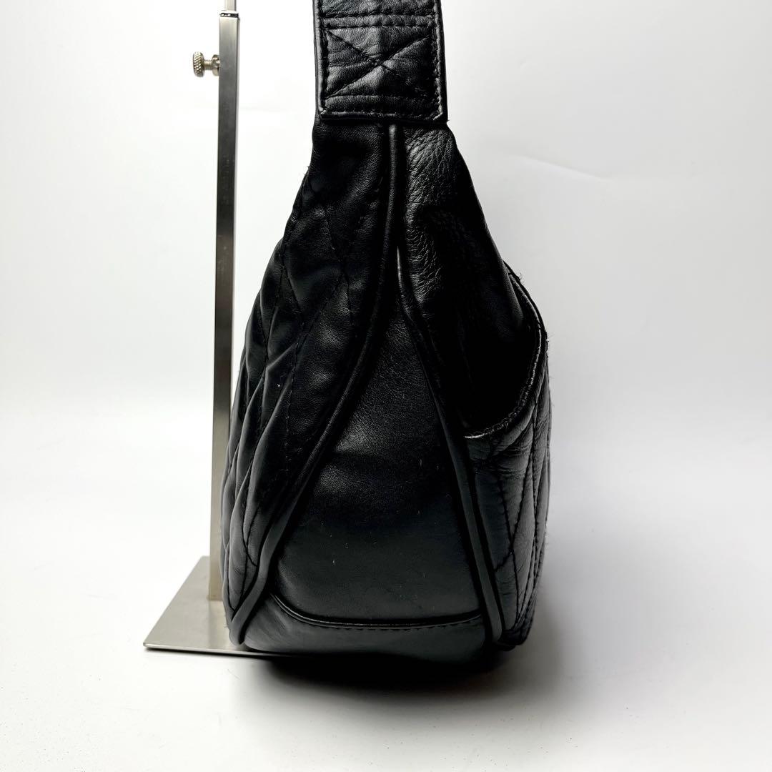 極美品✨ショット ショルダーバッグ パテッドバナナバッグ キルティング ブラック