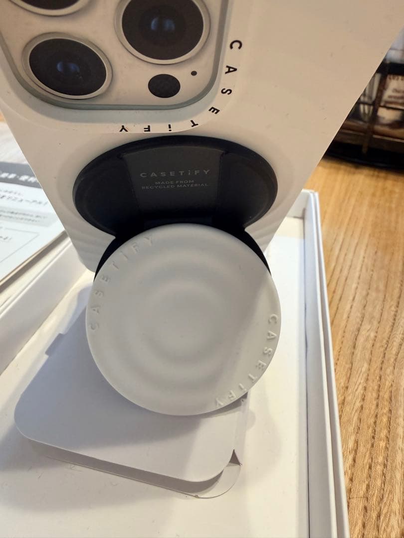 CASETiFY ホワイト波形デザインケースiPhone１６Pro