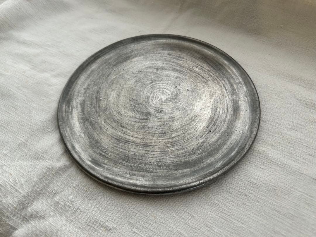 【安藤雅信】黒銀彩丸渕平皿八寸