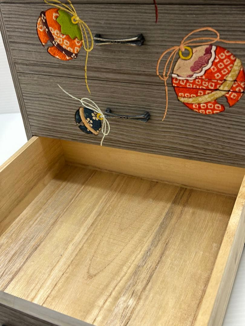 浅草　桐タンス　和風刺繍飾り　小物収納　小引出し　桐工芸　小物入れ　木目込み