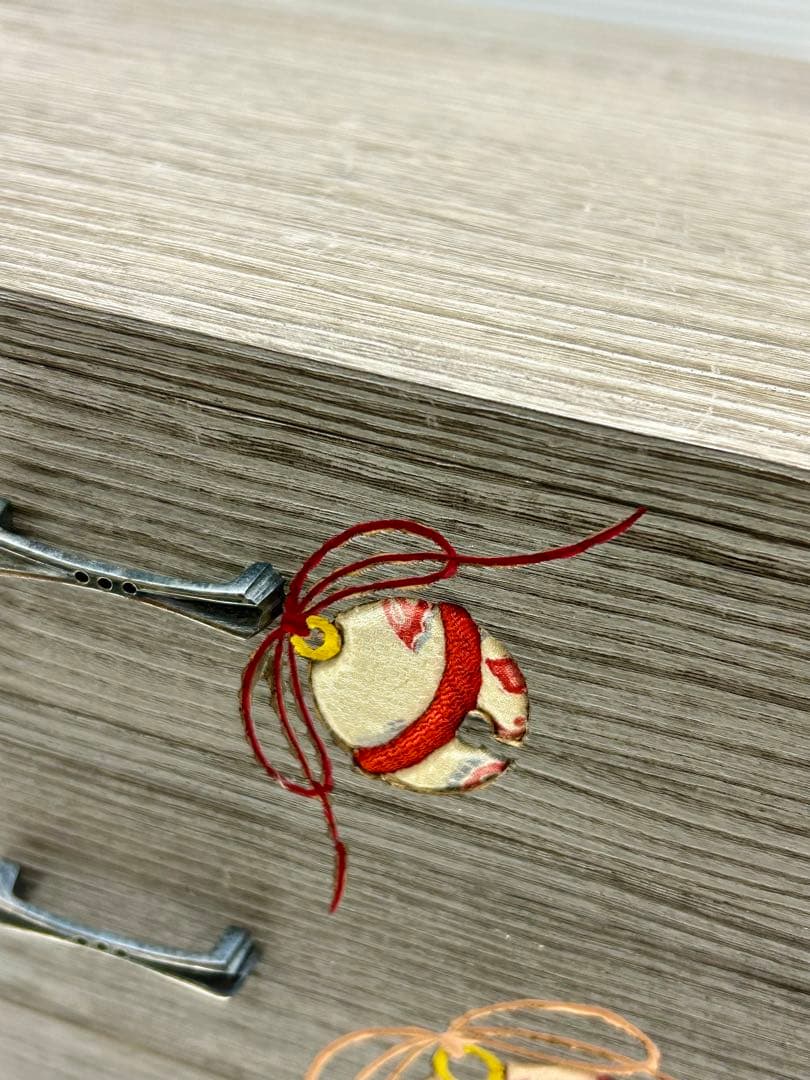 浅草　桐タンス　和風刺繍飾り　小物収納　小引出し　桐工芸　小物入れ　木目込み