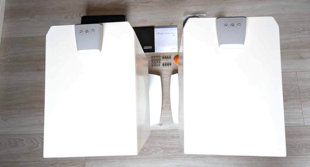 Dynaudio Xeo 4フロアスピーカーとスタンド2個セット、サテンホワイト