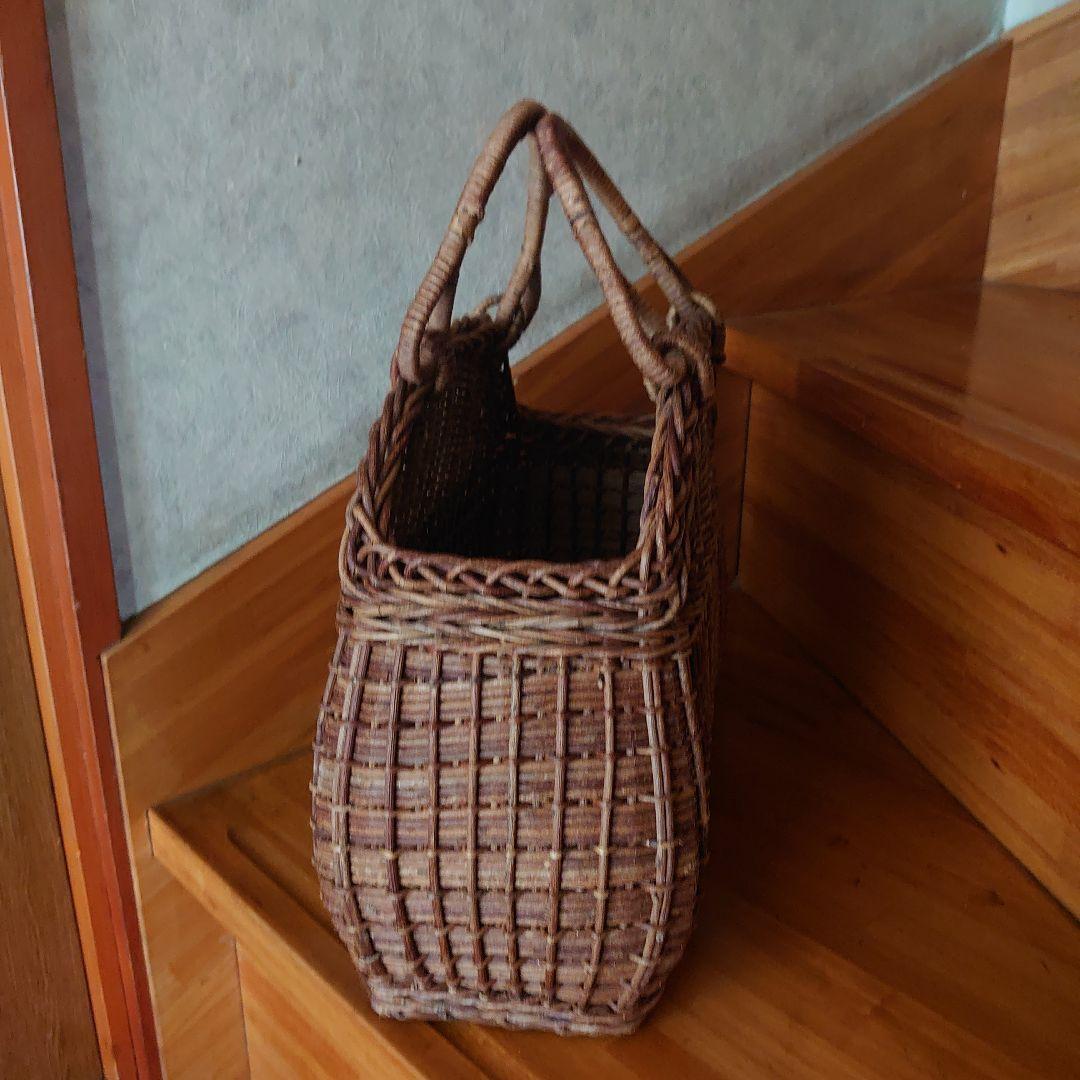 籐製ブラウンハンドバッグ