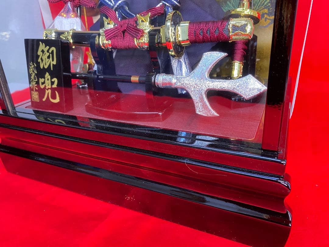 上杉謙信　五月人形　シルバー兜飾りガラスケース入り・コンパクトサイズ