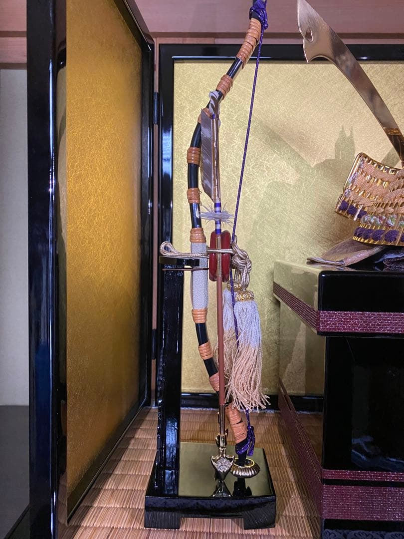 伝統的な兜飾りと刀付き