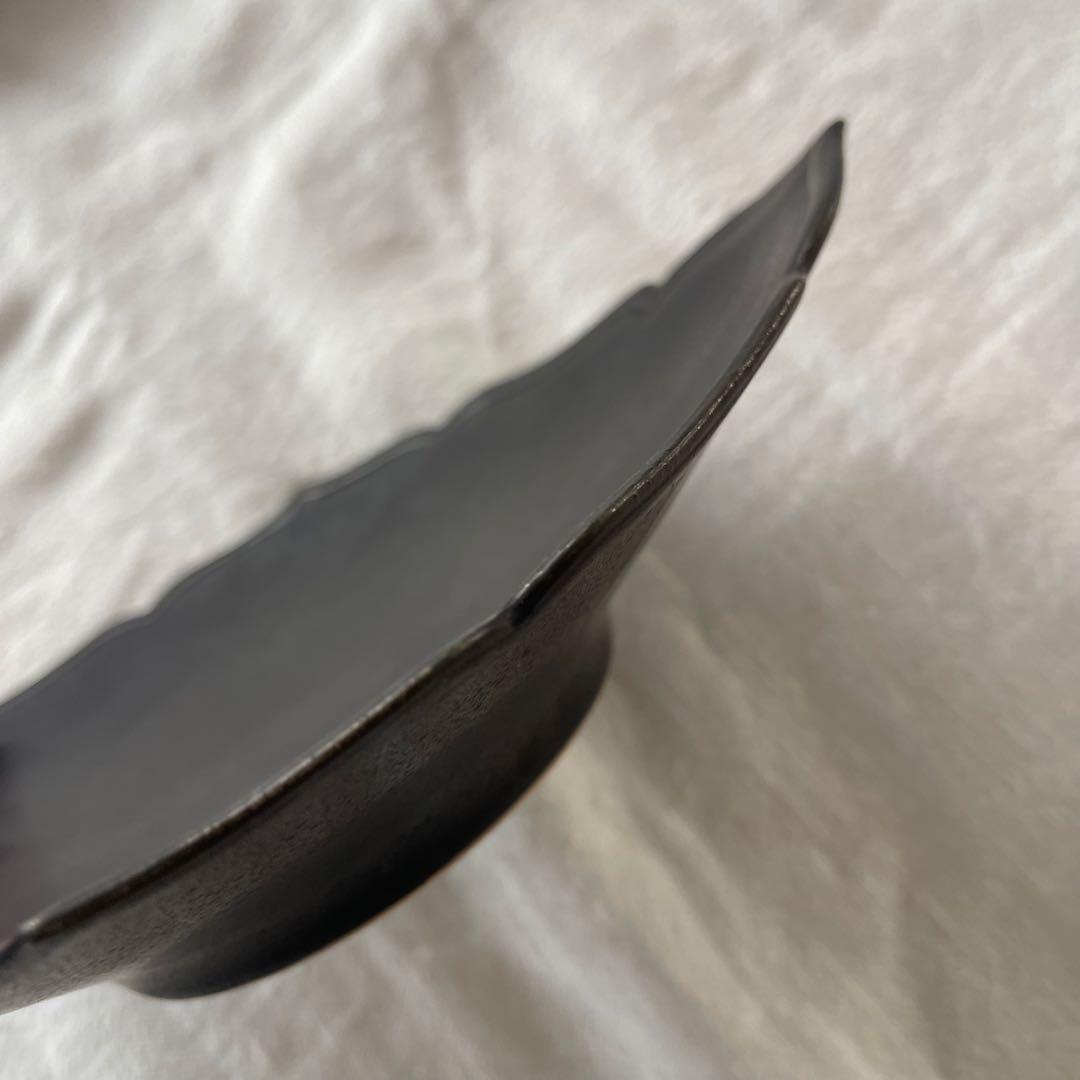 人気作家 木下和美さんの黒釉輪花ひし形皿