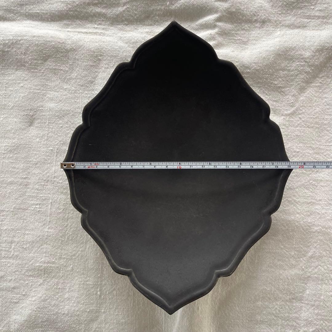 人気作家 木下和美さんの黒釉輪花ひし形皿