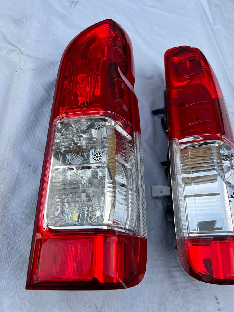 ハイエース純正テールレンズ