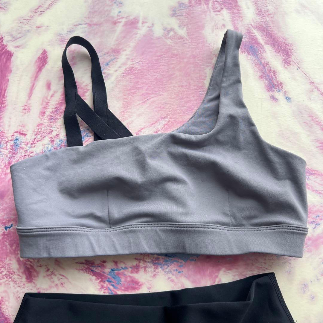 alo ヨガウェア ブラトップとレギンスセット