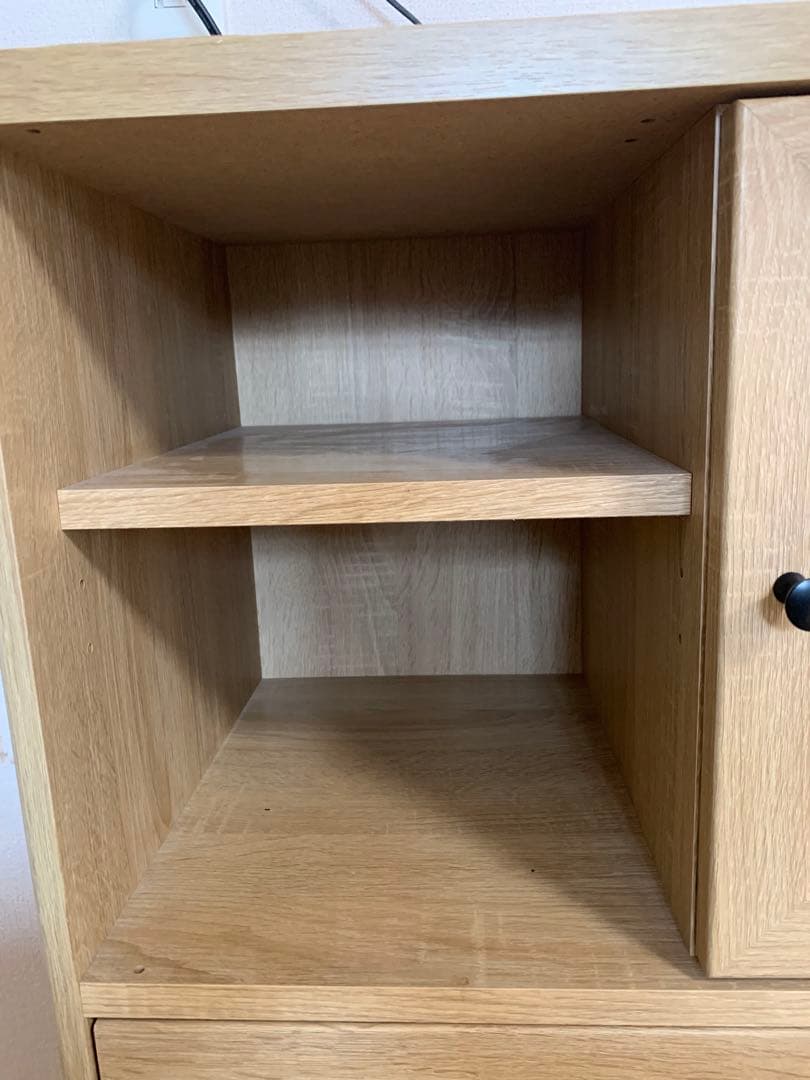 収納キャビネット　窓ガラス付き