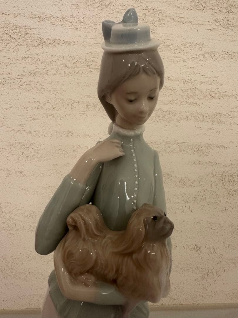 リヤドロ　LLADRO 置物　仔犬を抱く貴婦人