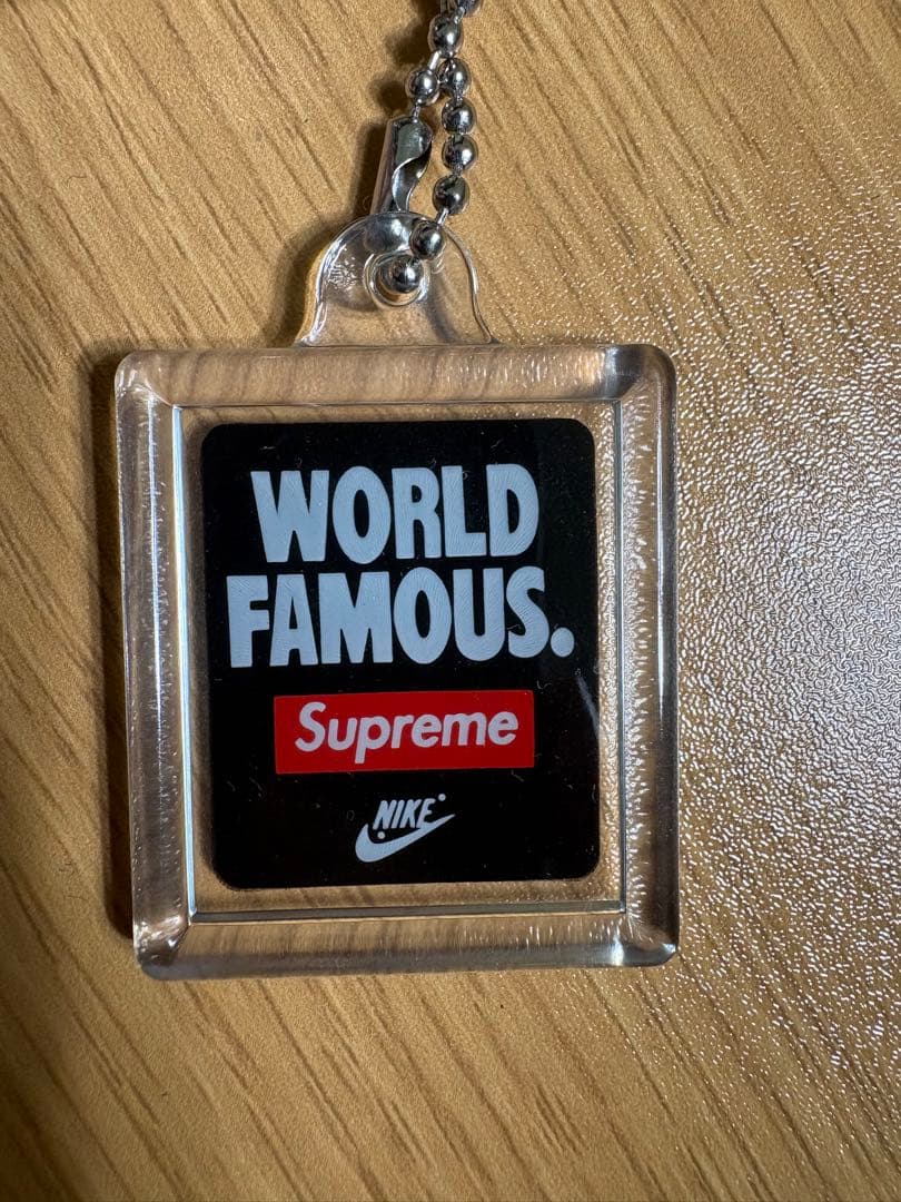 ラブブとシュプリームのカラビナ