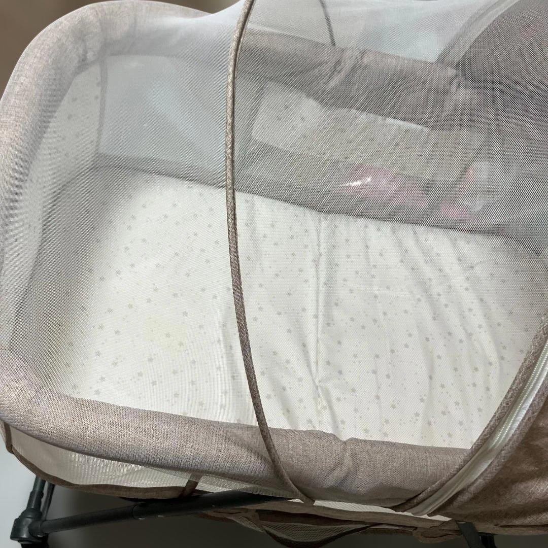 ベビーベッド 折りたたみ式　キャスター付き　メッシュカバー付き　リクライニング