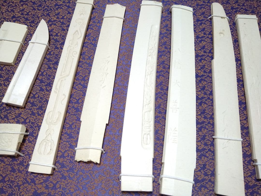 珍品!!　珍しい刀剣型彫り　　刀剣彫り物　型取り　石膏　美術品