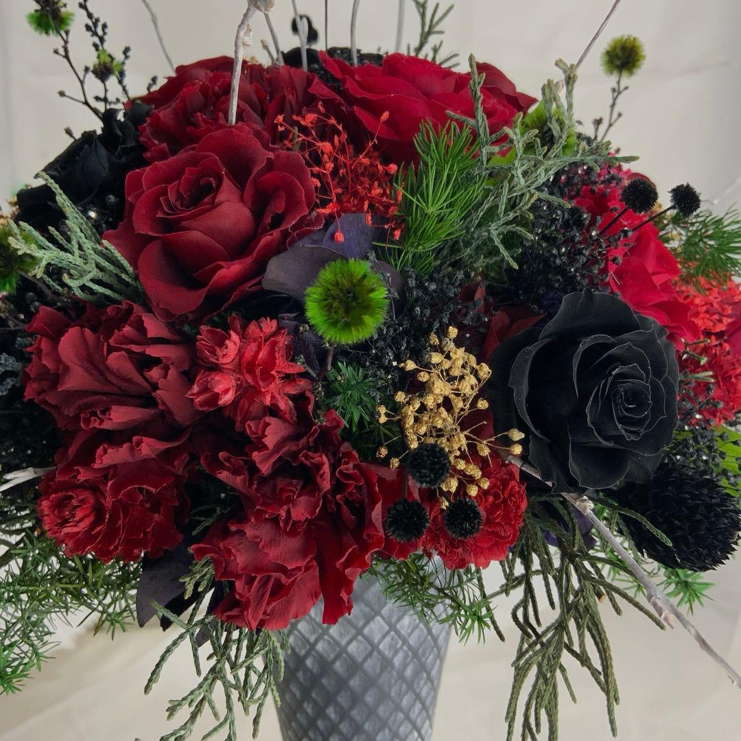 プリザーブトフラワーアレンジメント　ワインレッドの薔薇花と黒い薔薇花の出逢いの時
