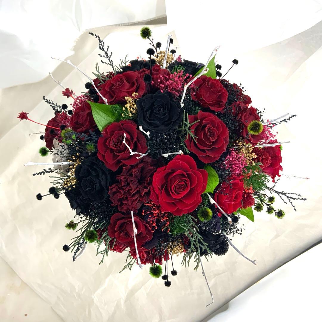 プリザーブトフラワーアレンジメント　ワインレッドの薔薇花と黒い薔薇花の出逢いの時