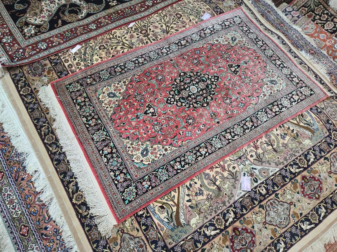 ペルシャ絨毯クム産100%シルク手織りサイズ:132cm×82cm