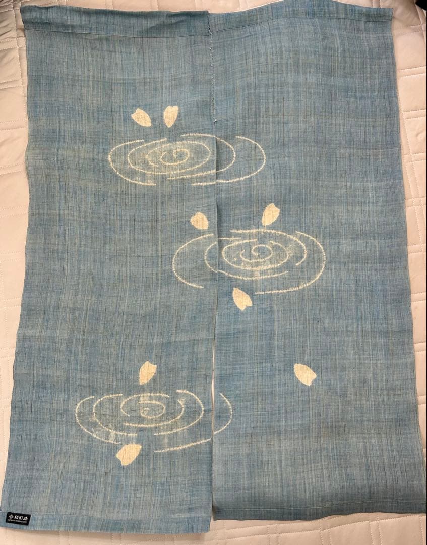 池に落ちる花びらの青のれん