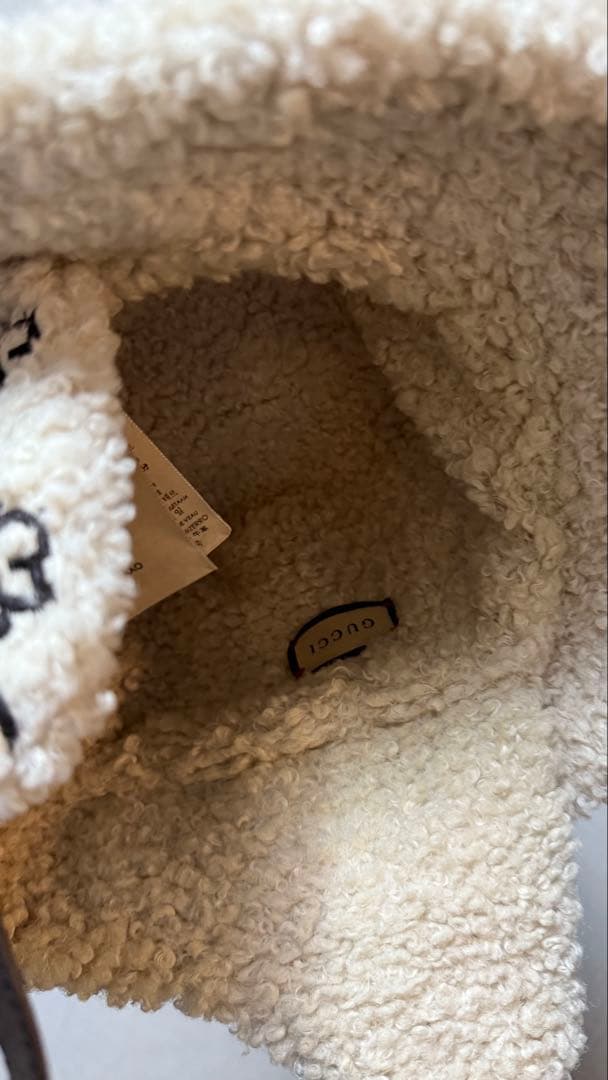 GUCCI ホワイトファーバケットハット 耳あて付き