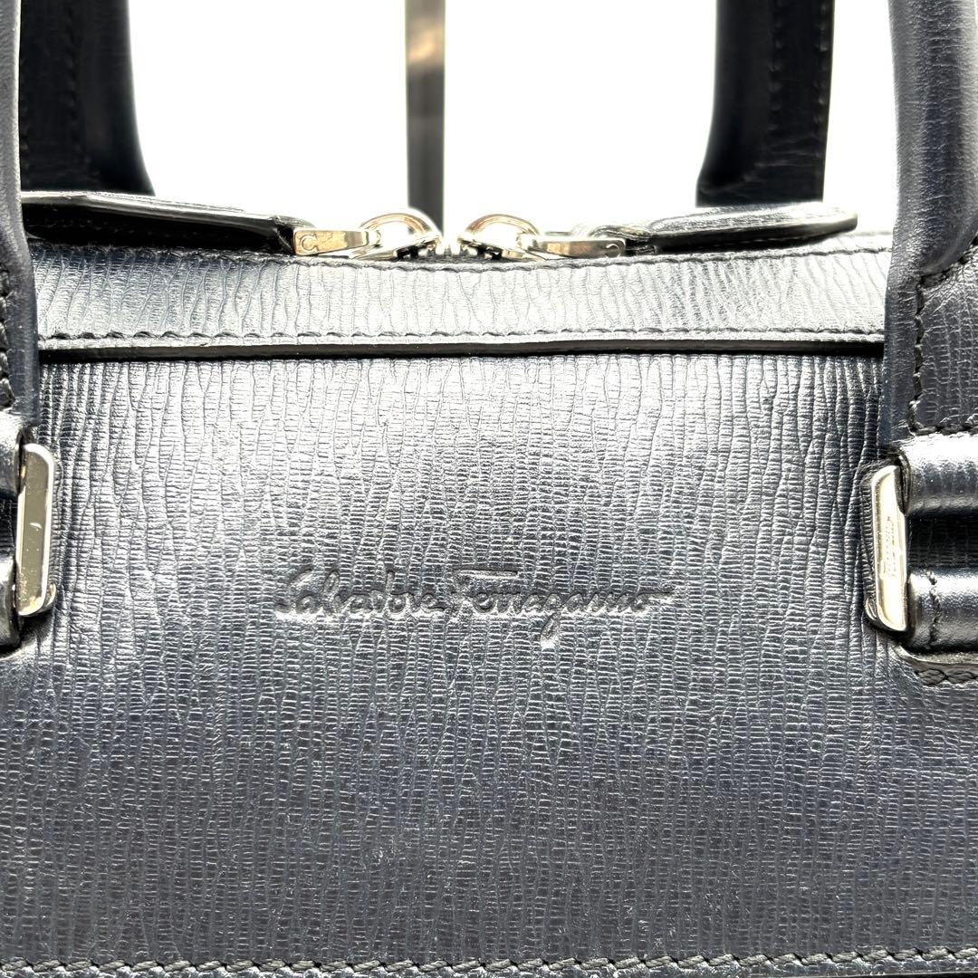 美品 サルヴァトーレフェラガモ 2way ビジネスバッグ 2層 レザー ネイビー