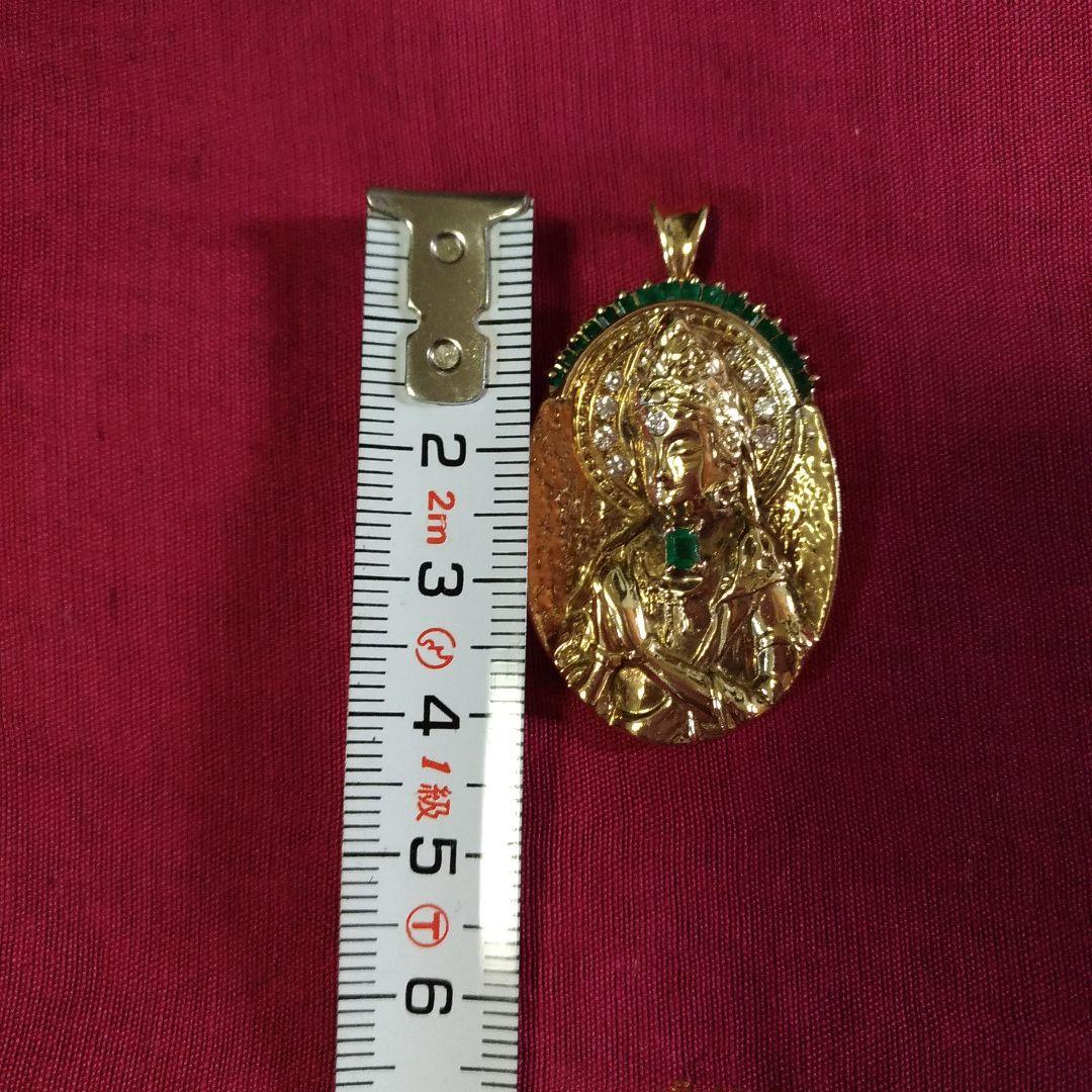 K18ペンダントトップ。菩薩像。仏様。ダイヤモンド。エメラルド。13.5g。中古