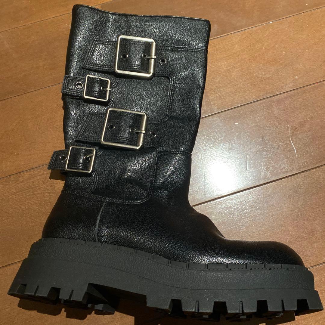 ZARAバックル付きブラックロングブーツ