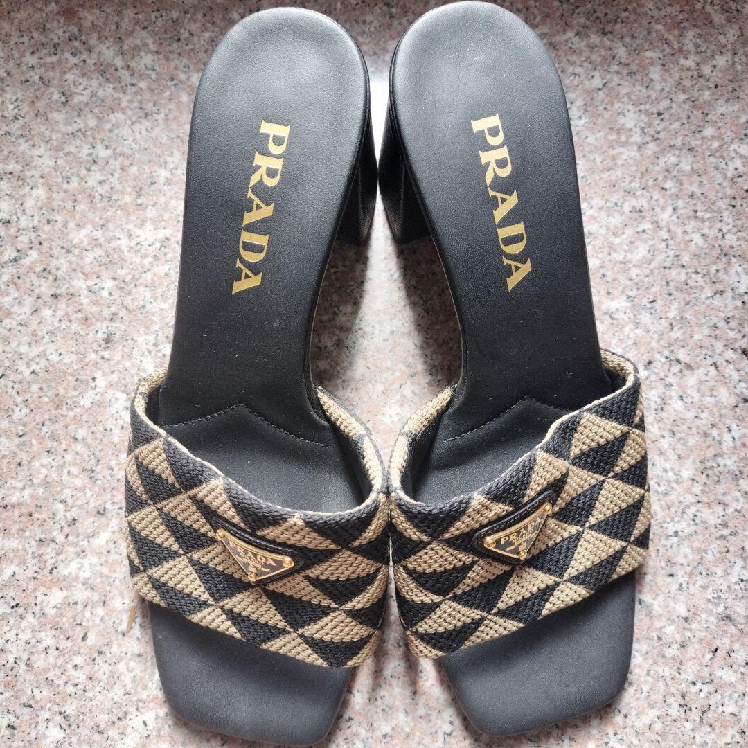 PRADA 黒とベージュのミュール