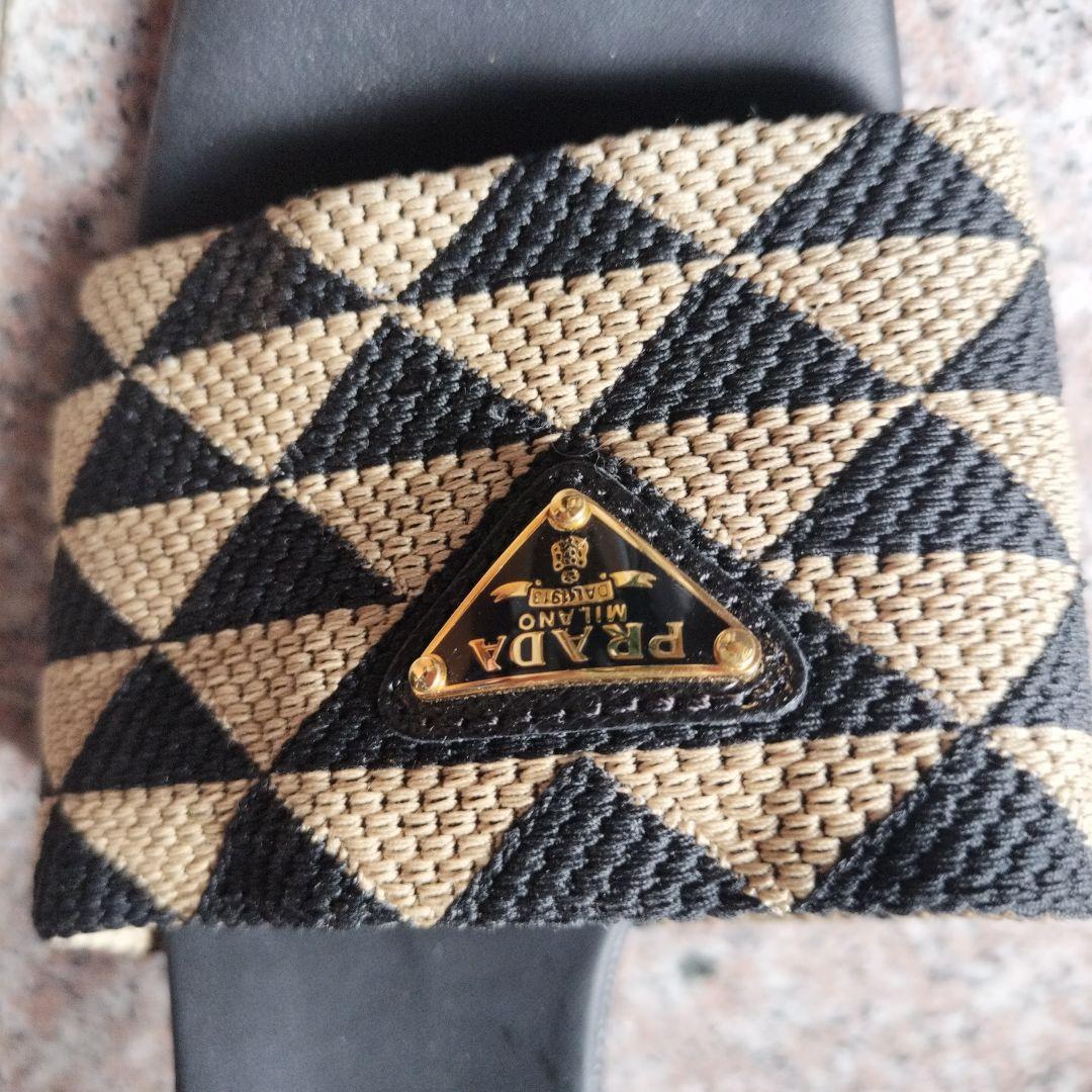 PRADA 黒とベージュのミュール