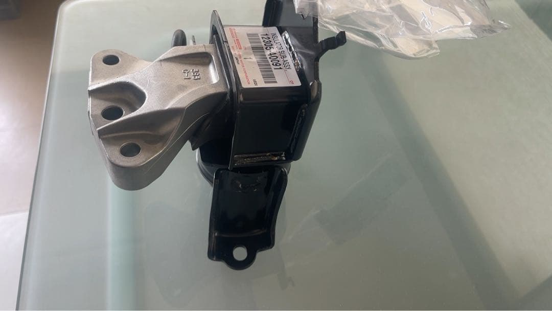 トヨタI Q 右前エンジンマウント（インシュレーター ）12305-40091