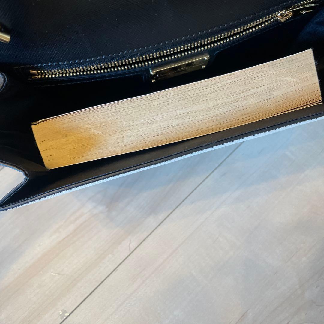 サルヴァトーレフェラガモ ブラック ホワイト チェーンショルダー ヴァラ リボン