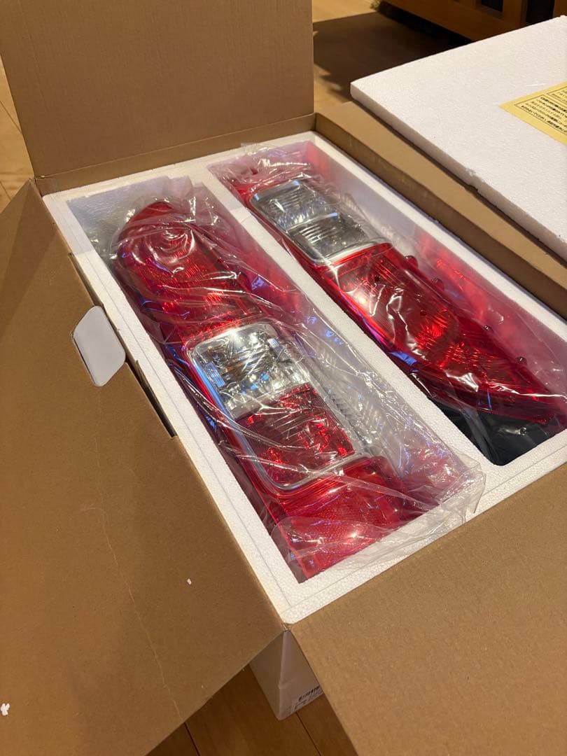 ハイエース　未使用 新車外しテールランプ 2個セット