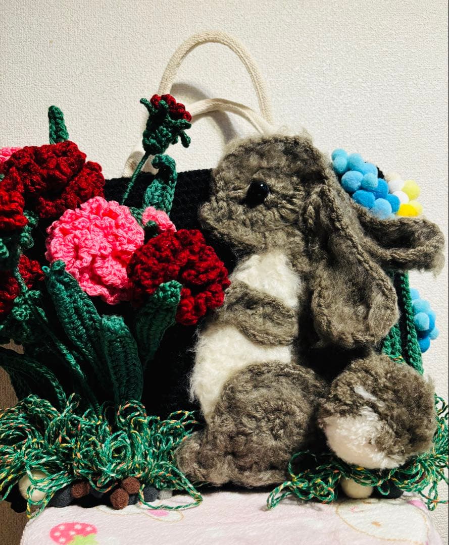 手編みトートバッグ　ウサギ　カーネーションの 花