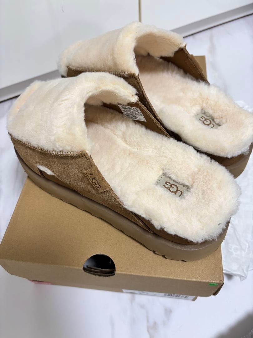 UGG ファー スライドサンダル ベージュ　未使用新品