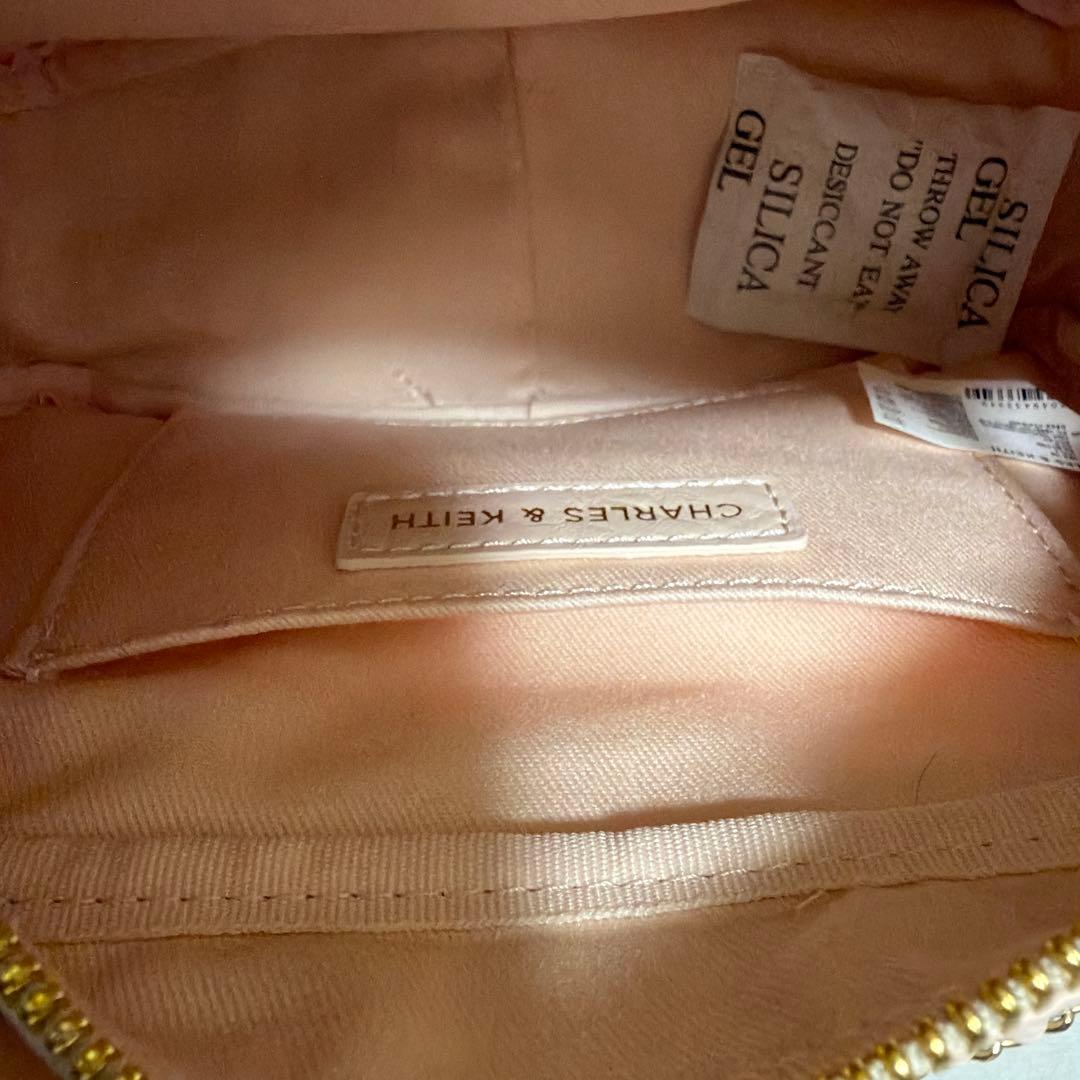 Duo ドゥオ キルトクロスボディーバッグ　チャールズ&キース　ピンク