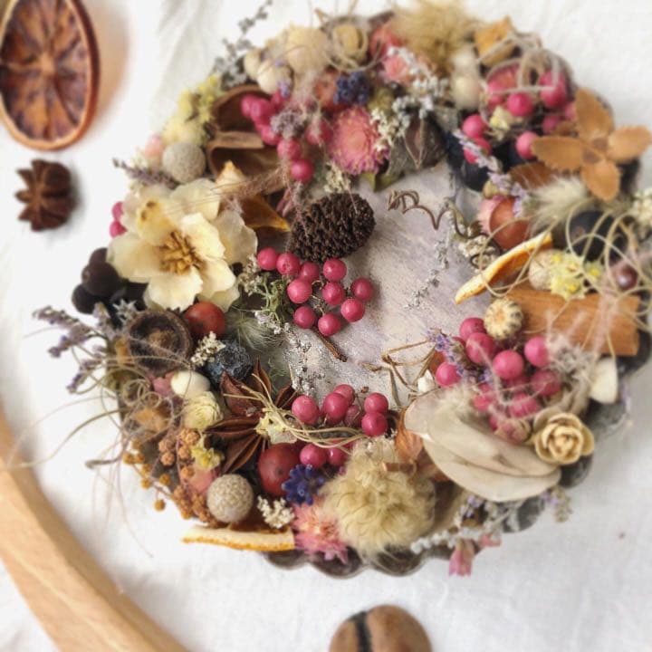 バレンタインに。美味しそうな森のタルトケーキリース