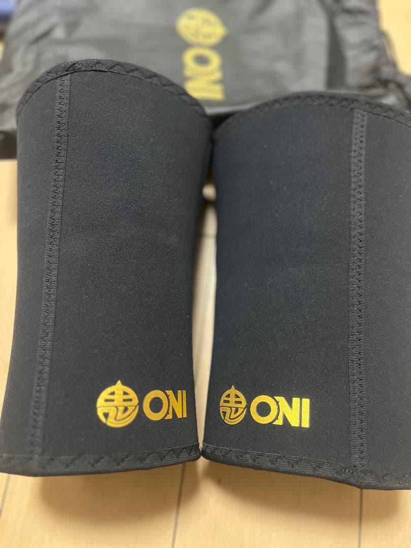 ONI プロ系ニースリーブ　収納袋付き