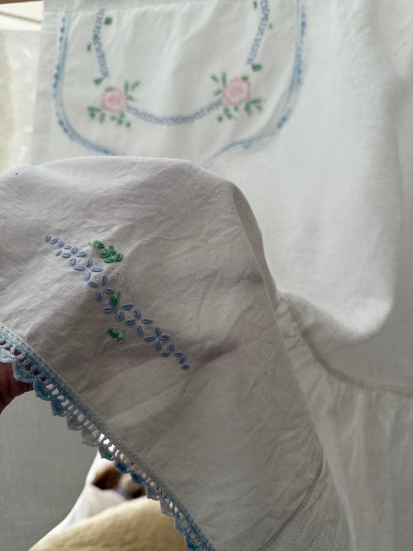 ナチュラルリネンとアンティーク刺繍のふりふりカーテン