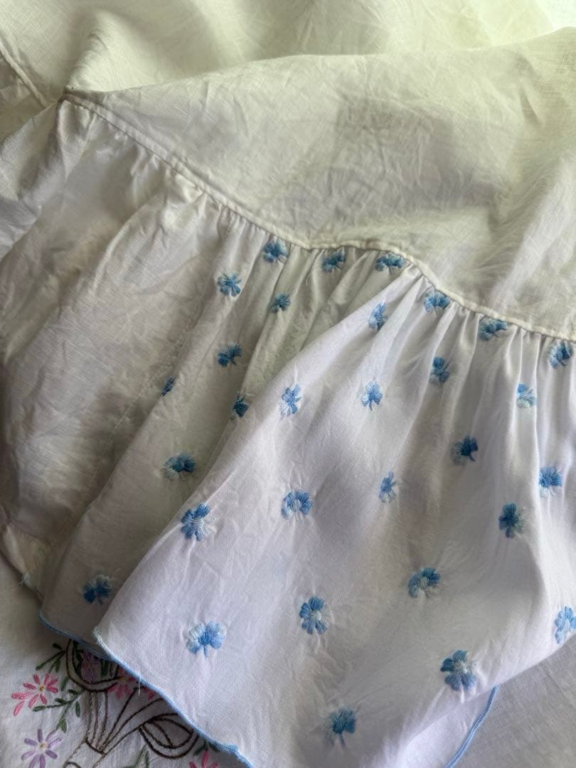 ナチュラルリネンとアンティーク刺繍のふりふりカーテン