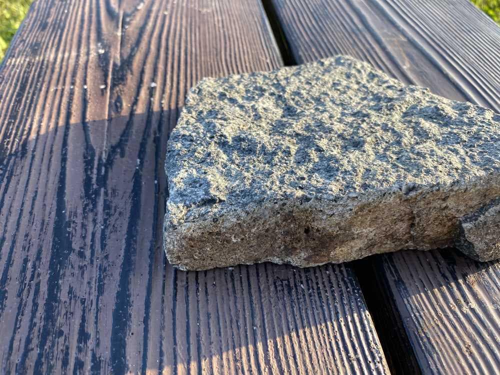 超貴重・岩手県遠野産 「遠野の銘石 角閃石」原石 1.4キロ・送料無料（＃16）