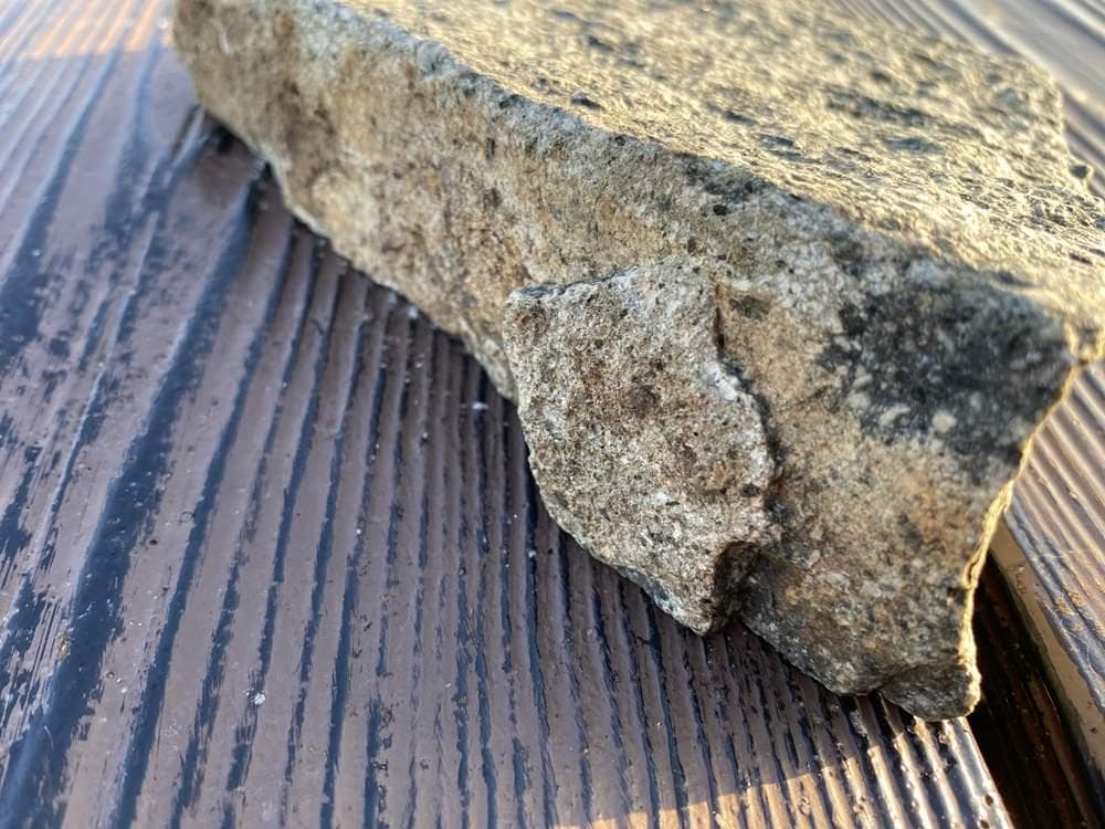 超貴重・岩手県遠野産 「遠野の銘石 角閃石」原石 1.4キロ・送料無料（＃16）