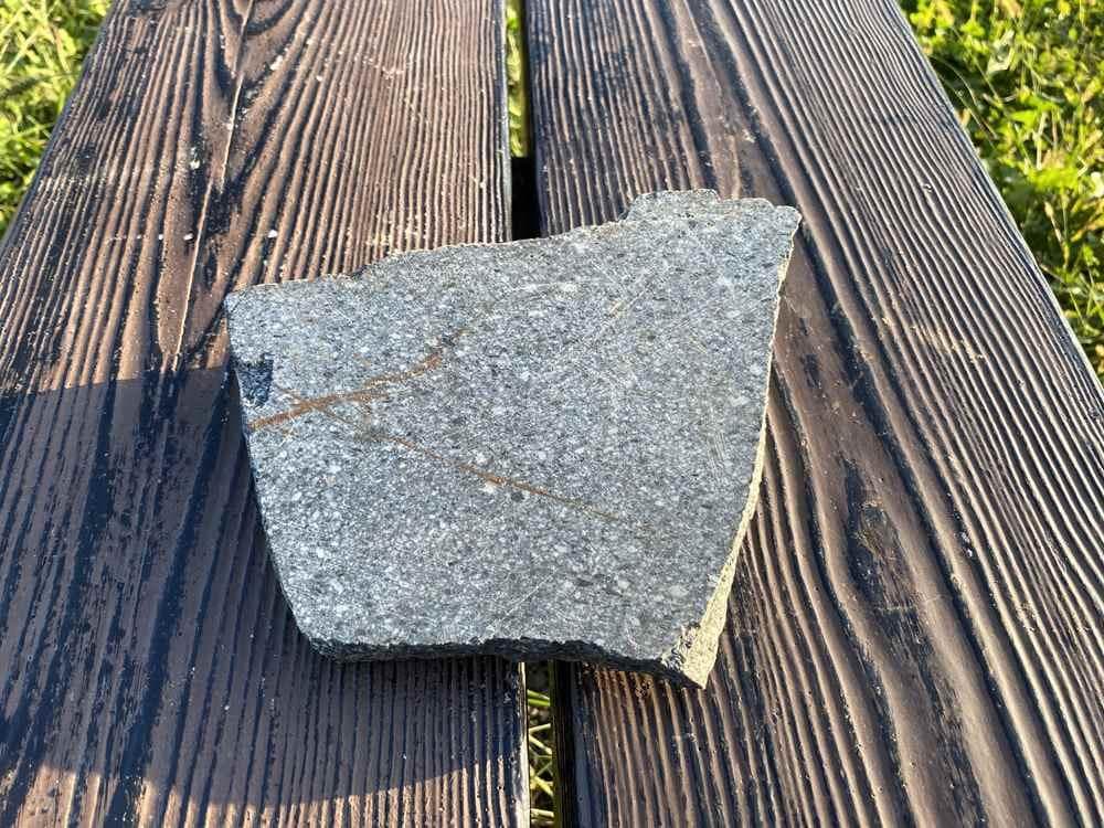 超貴重・岩手県遠野産 「遠野の銘石 角閃石」原石 1.4キロ・送料無料（＃16）