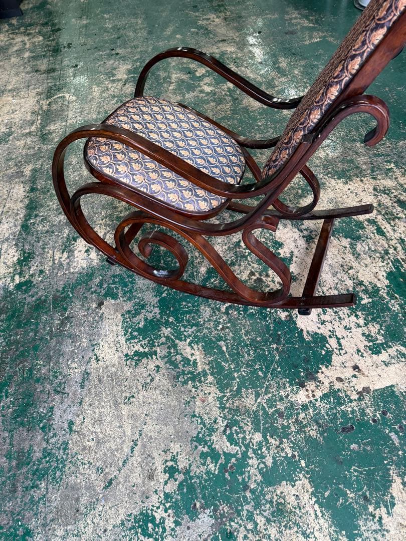 アンティーク調のロッキングチェア