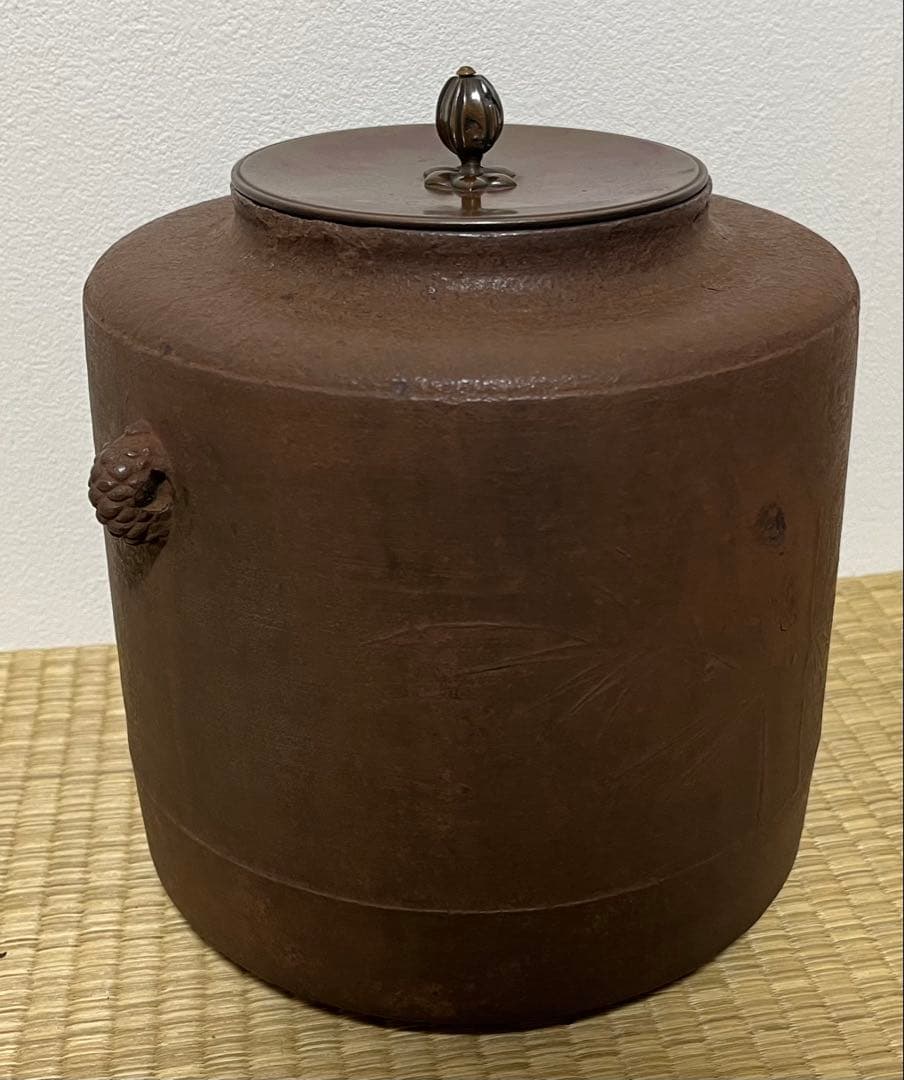 【江戸前期】梅竹文肩衝繰口筒釜　幕府御用釜師　大西五郎左衛門作(伊予芦屋)