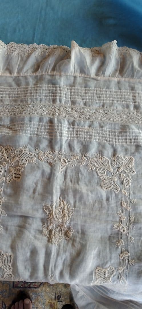 ロンドンのアンティーク屋さんでみつけた綿ローンのテーブルクロス